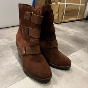 Sorel waterproof leather boots- barely worn - too narrow for me